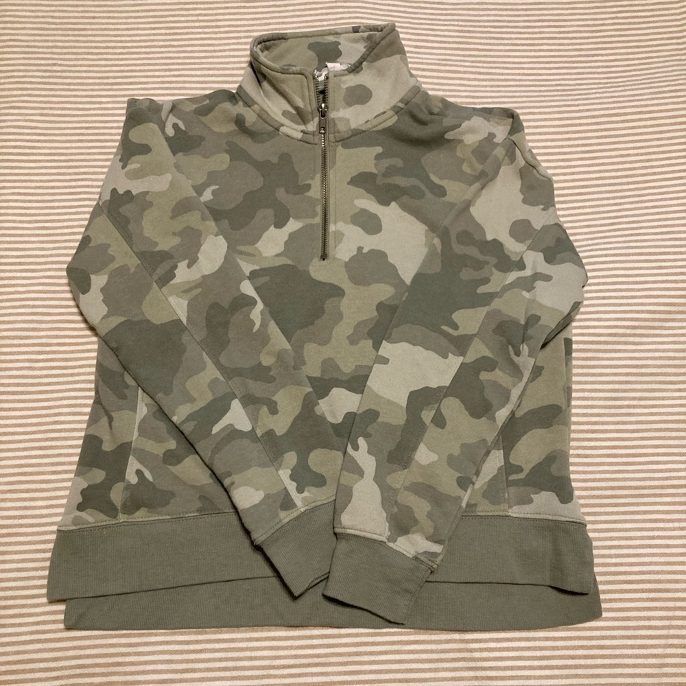 Women’s medium camouflage half zip pullover sweater